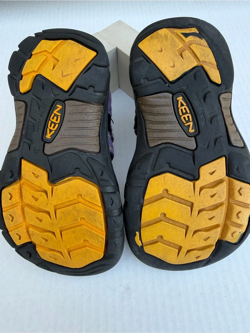 Keen sturdy closed